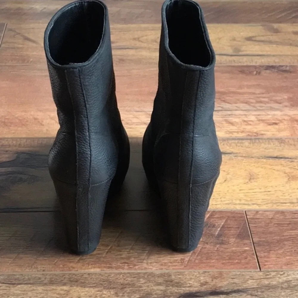 Trouve Black Leather Wedge Ankle Booties - Picture 5 of 8